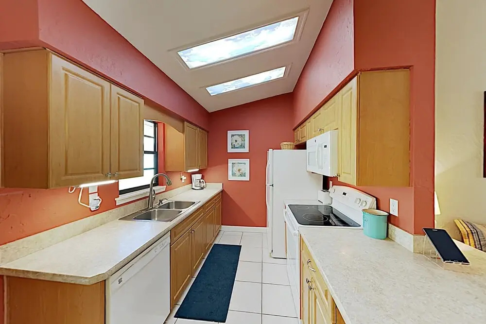 Lovely Creekside Setting - Dock, Tandem Kayak, Boat Ramp 3 Bedroom Home