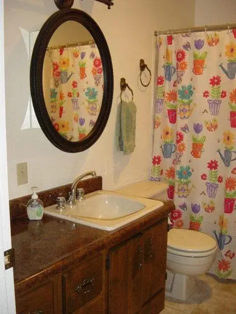 Downtown Log Cabin Hideaway Bed & Breakfast Inn Fairbanks | B&Bs