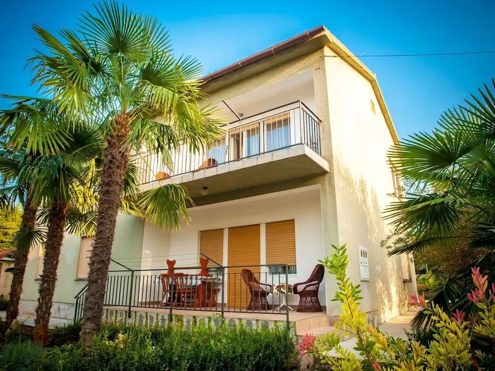 Large Apartment With Terrace Near the Beach