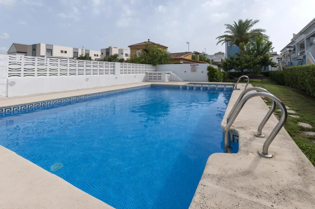 GOLDEN - Chalet with shared pool in Playa de Gandia. Free WiFi