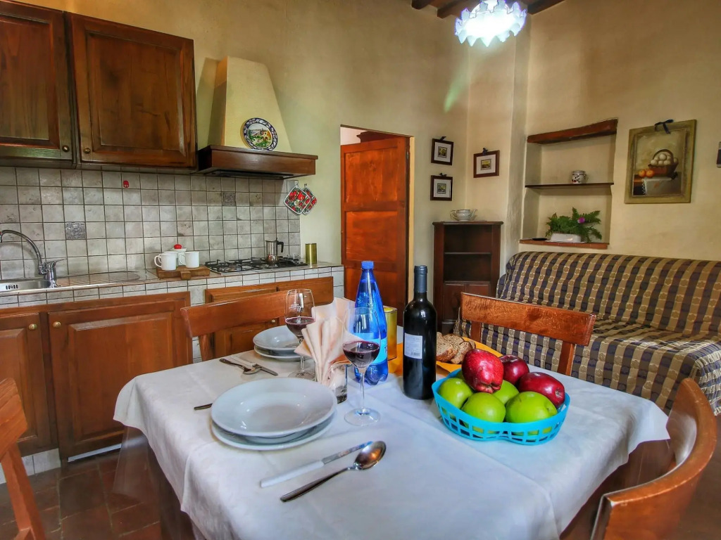 Apartment in a farmhouse with swimming pool