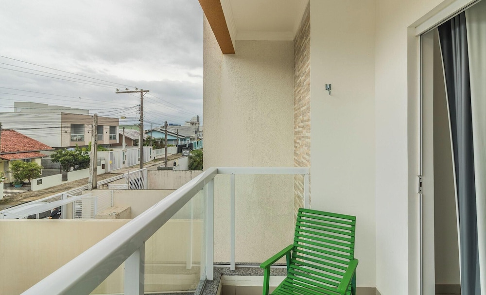 Two-story House With 2 Suites in Pereque Bfj0506