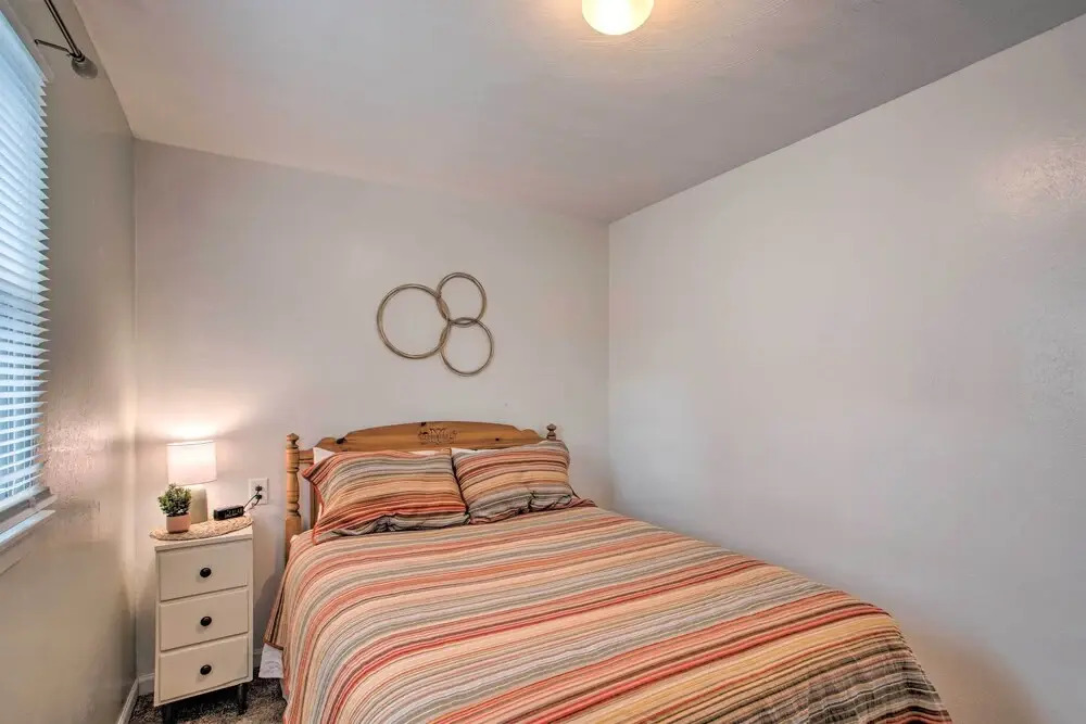8 Mi to Lake Eerie & Dtwn Toledo! Peaceful Cottage