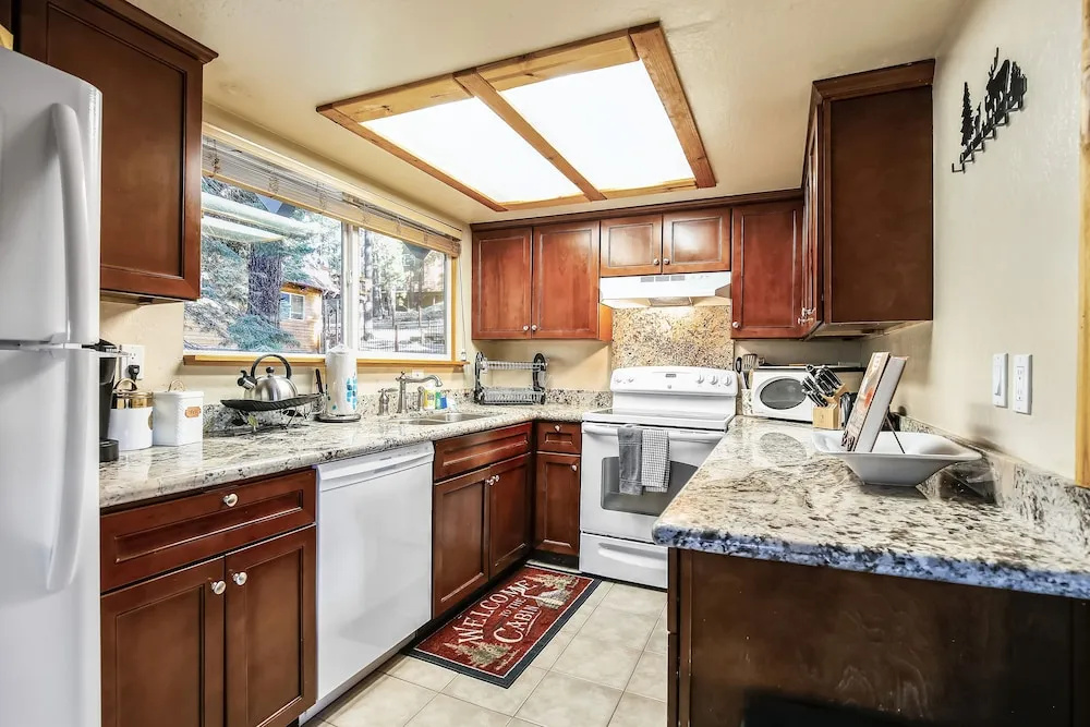 Book Now! 1 Min To Heavenly, 5 Min To Casinos & Lake! 4 Bedroom Cabin