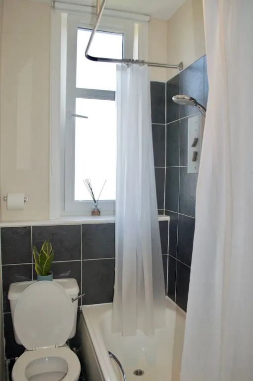 Beautiful 2 Bedroom Flat in Leith
