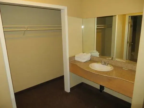 Delmonico Inn & Suites