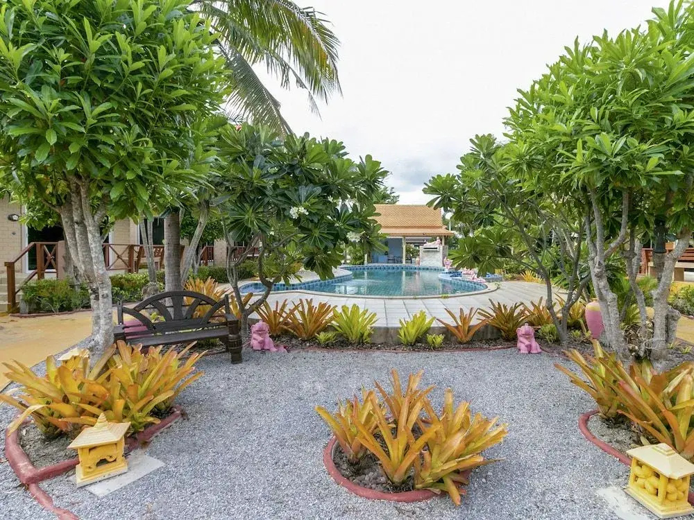 Capital O 961 Baan Dow Chompoo Resort