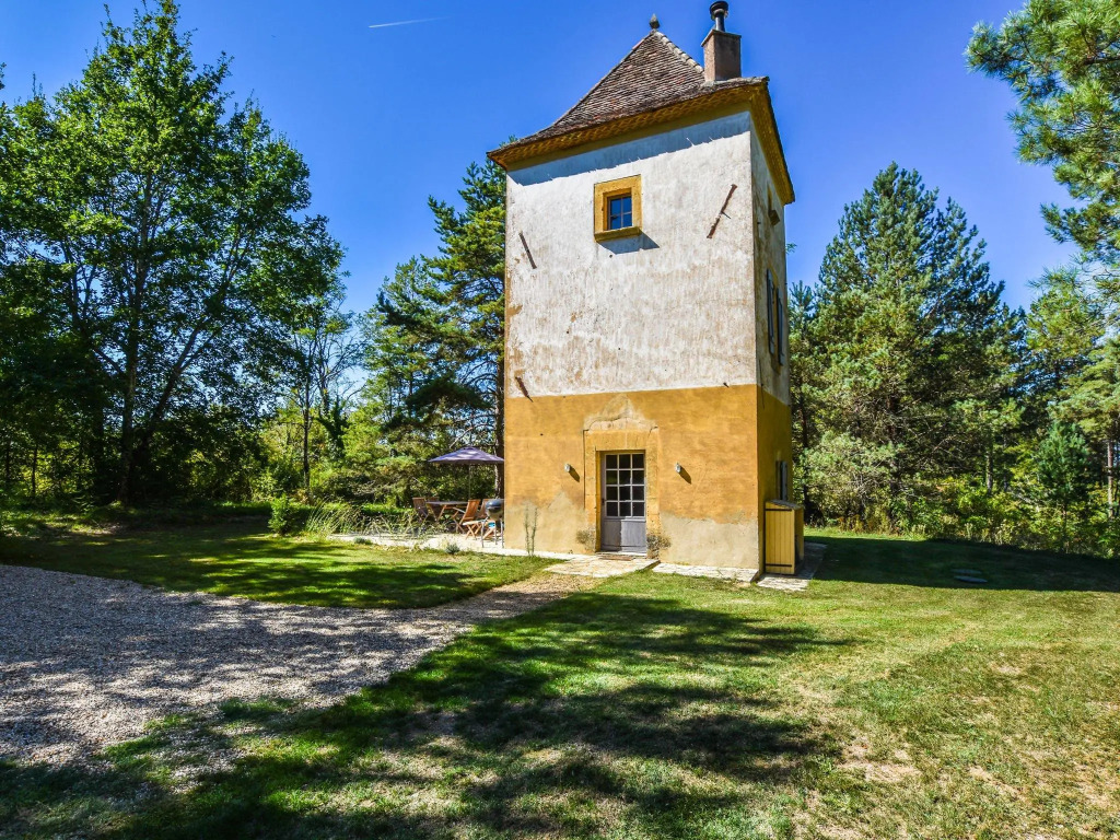 Cozy Holiday Home in Saint-Germain-de-Belves with Garden