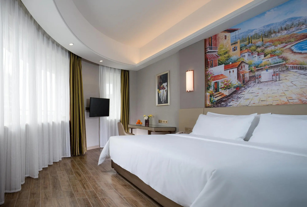 Vienna International Hotel (Sanya High-speed Railway Station)