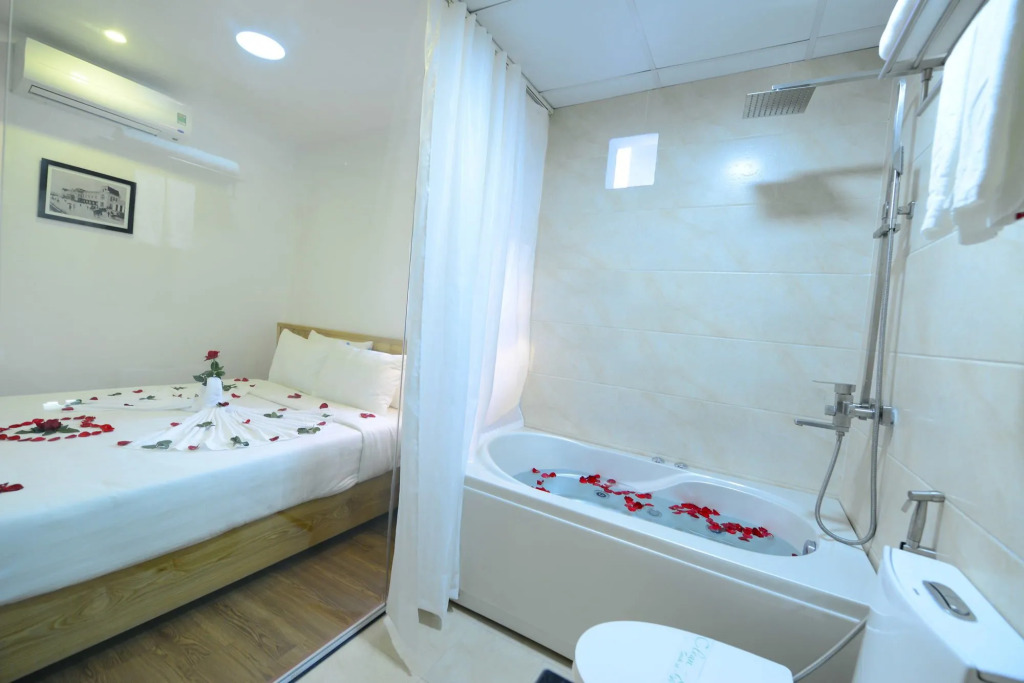 Blue Hanoi Inn Luxury Hotel