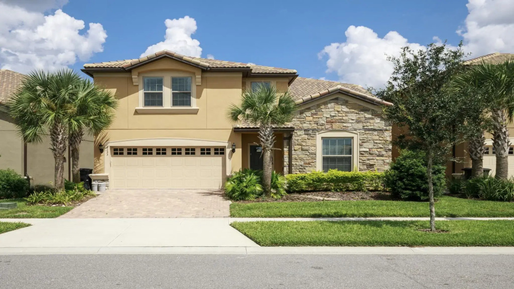Beautiful Lake Front 8BR Villa Pool SPA Steps to Clubhouse