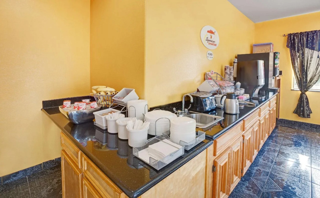 Sapphire Inn & Suites