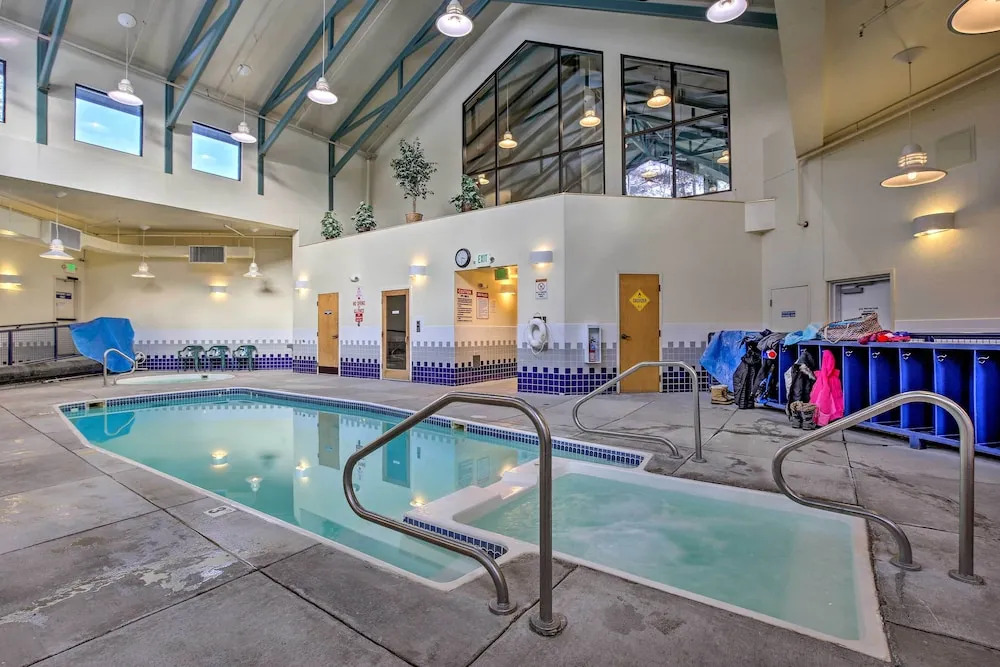 Ski Shuttle & Pool: Modern Silverthorne Condo!
