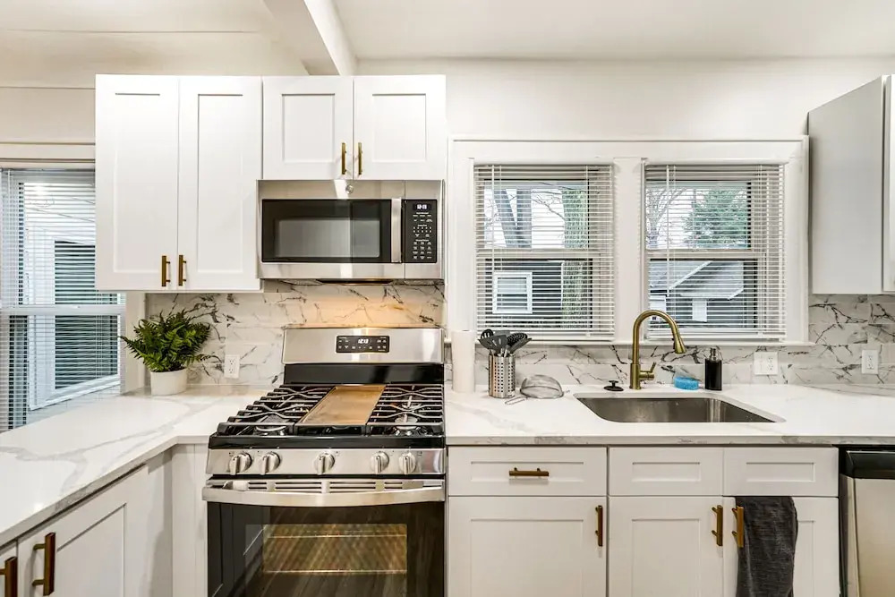 Dog-friendly Pleasant Ridge Home: 13 Mi to Detroit