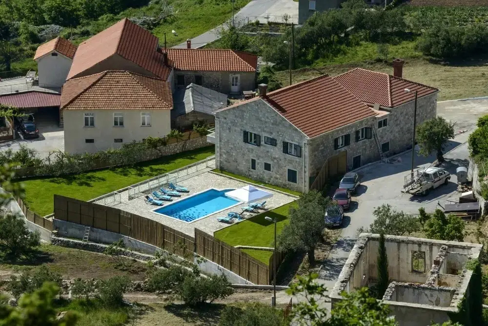 Villa Pave - Six-Bedroom Villa with Terrace and Swimming Pool
