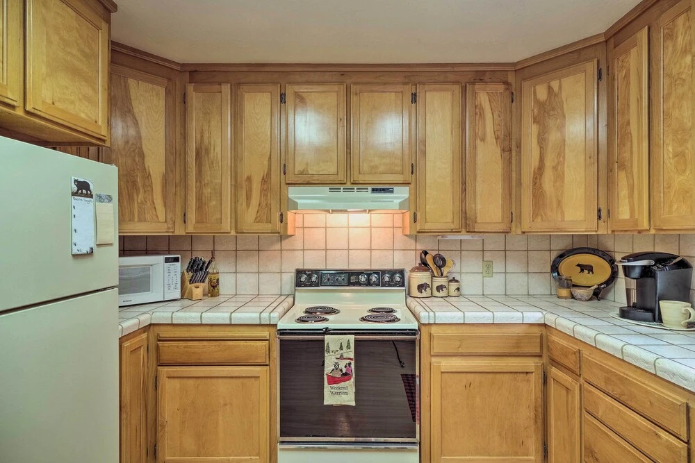 Cozy Camp Connell Cabin: Large Game Room & Decks!