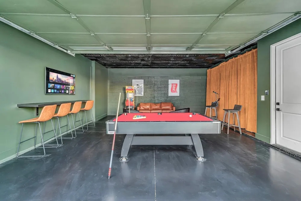 Rooftop Hot Tub City Views Pac-man Pool Table