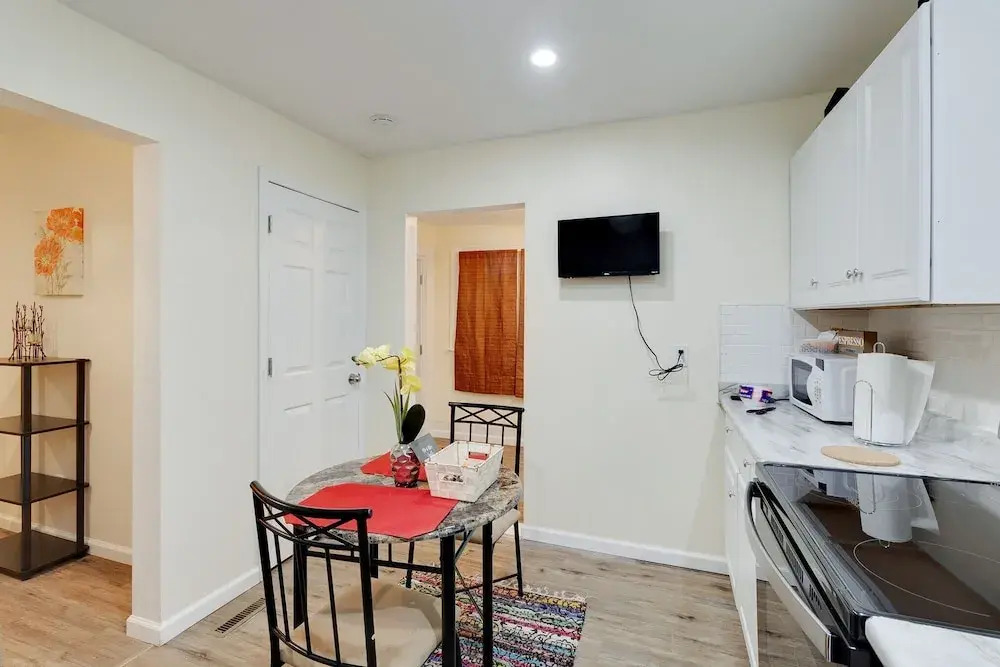 Amazing Centrally Located Apt Combo Near Uc, Hospital And Zoo! 2 Bedroom Apts by Redawning