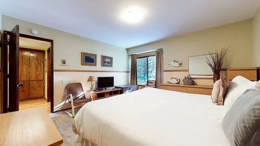 Horizons 4 186 Centrally Located, Spacious Mammoth Home with Cozy Fireplace by RedAwning