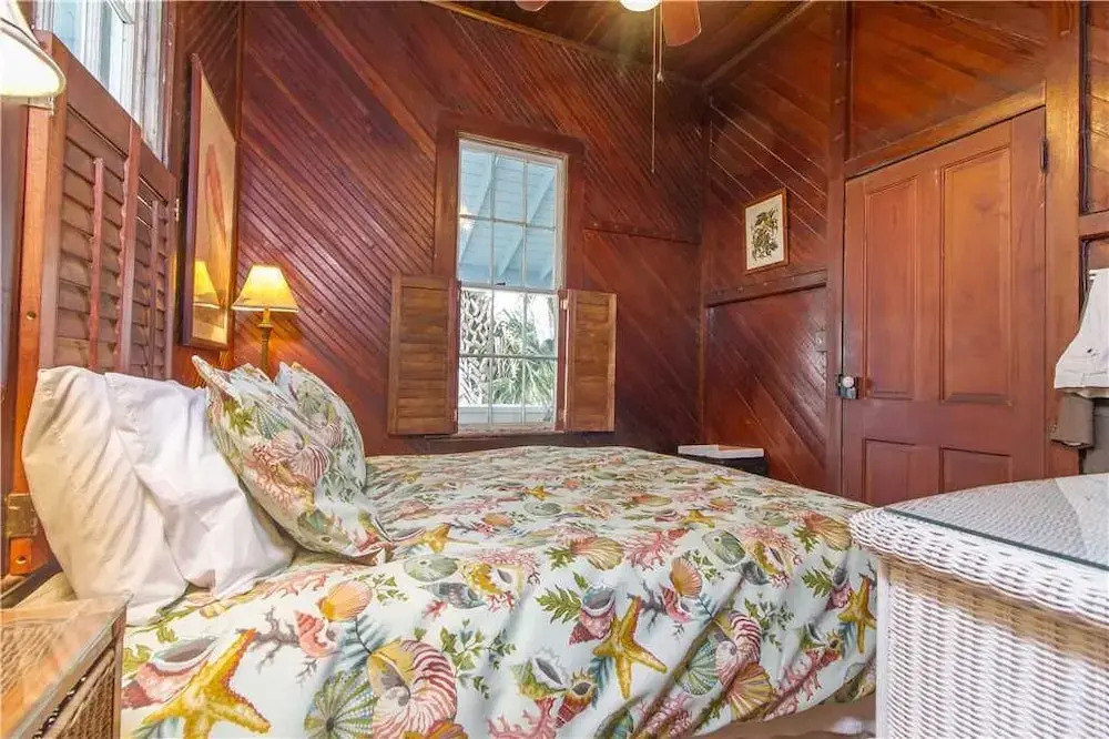 The Historic Lodge, 5 Bedrooms, Sleeps 10, Ocean Front, WiFi
