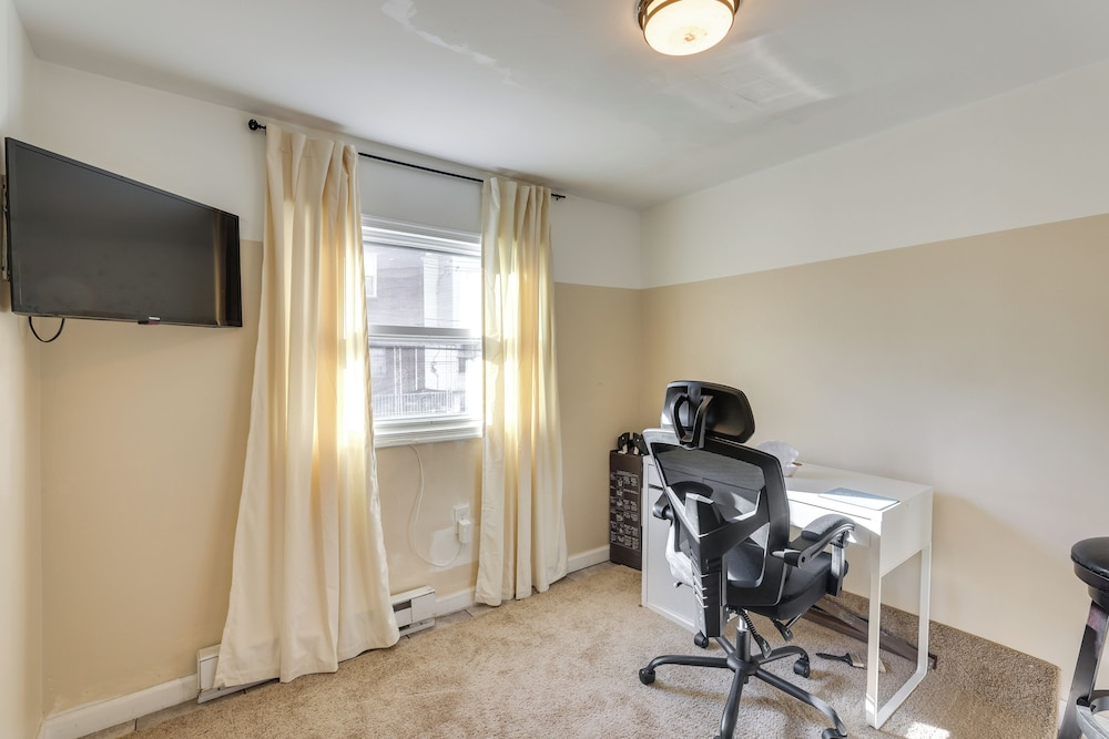 Pet Friendly! 3-story Home Near Lincoln Financial