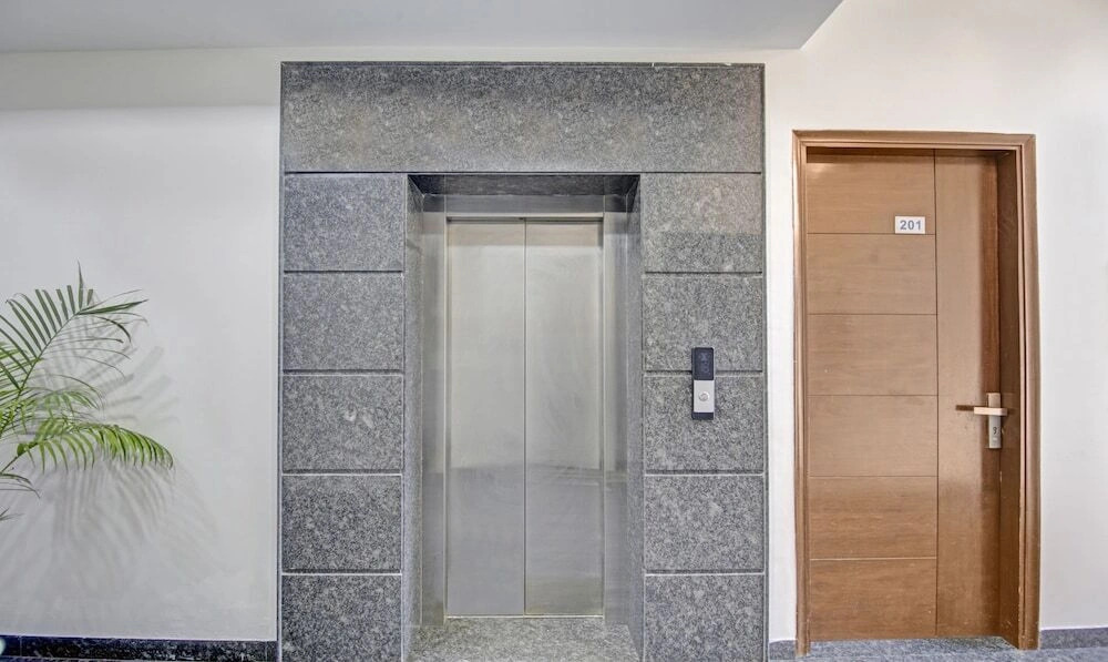 YOYO ROOMS NEAR SECTOR 16 METRO Noida