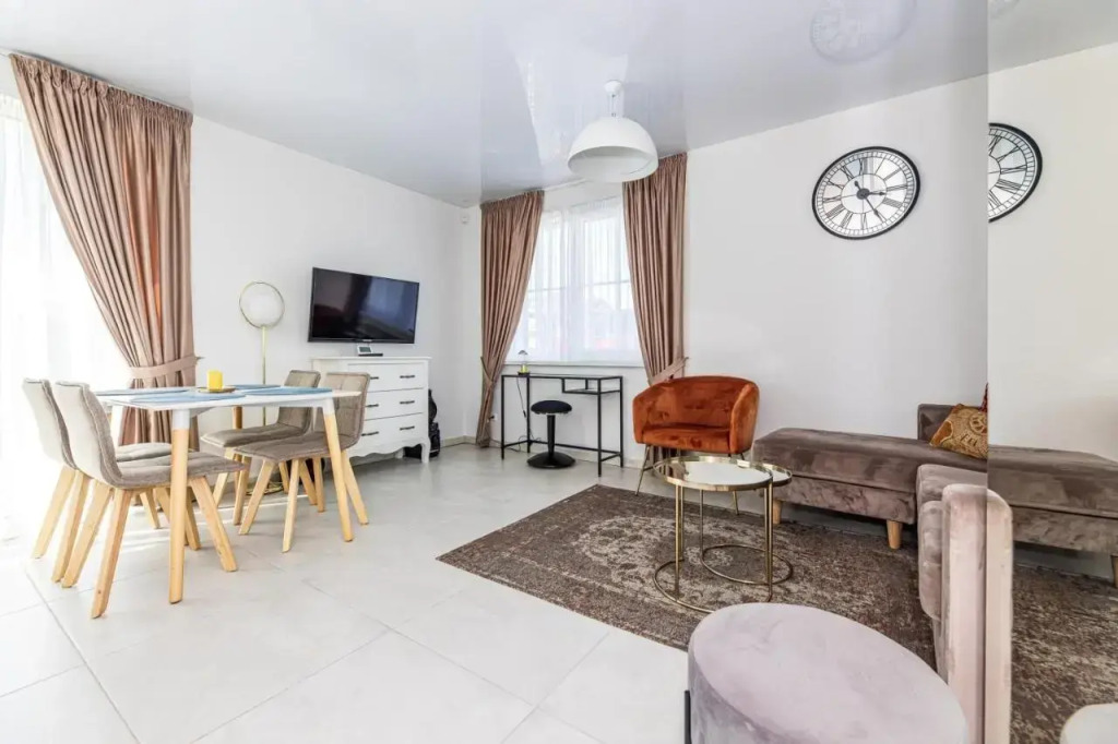 Bright 2bedroom home @terrace+parking, by Cohost