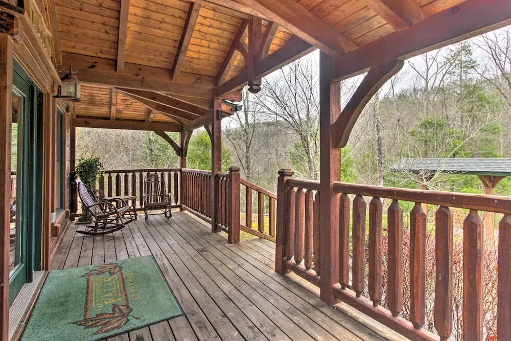 Cabin w/ Hot Tub & Deck, Near Smoky Mtn Trails!