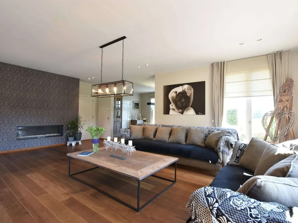 Tasteful Mansion in Lichtervelde with Hot Tub