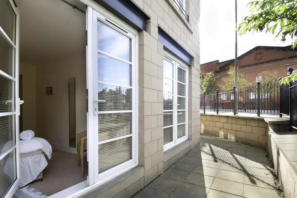 201 Quiet 2 Bedroom Property With Secure Private Parking