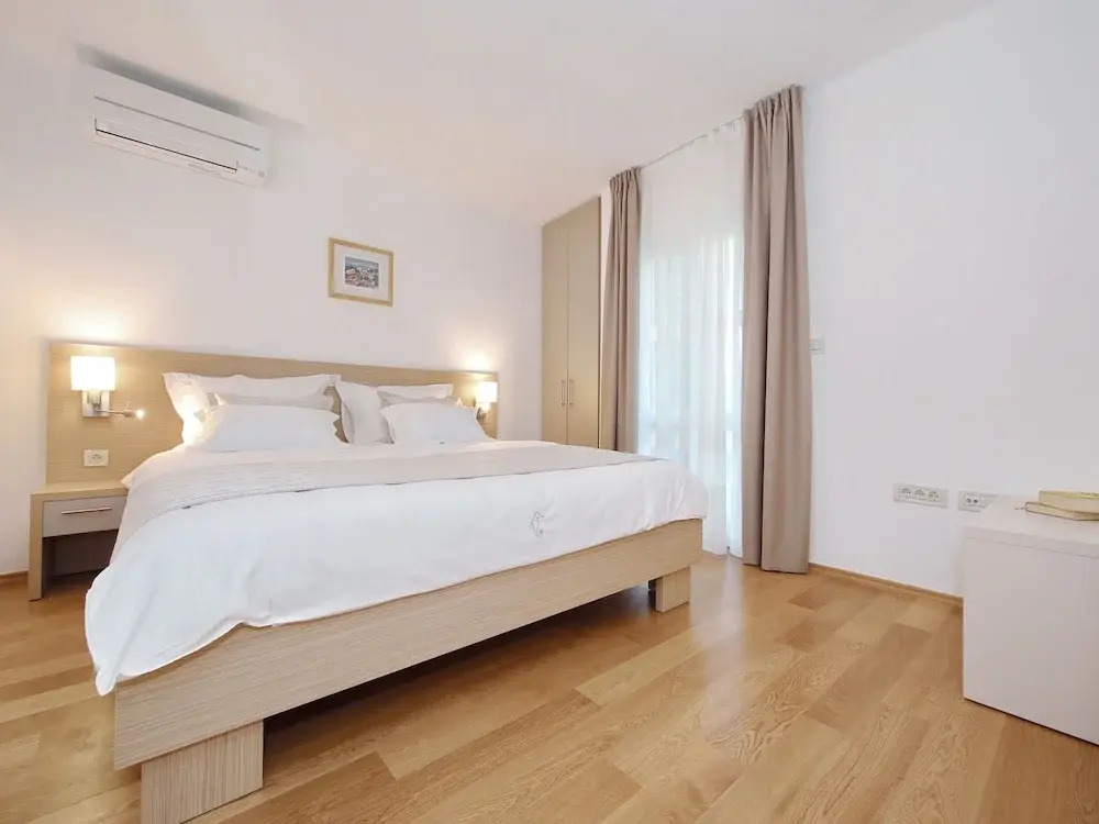 Splendid Villa Apartment Directly on the Beach, Whirlpool and Sauna, Nice Tavern
