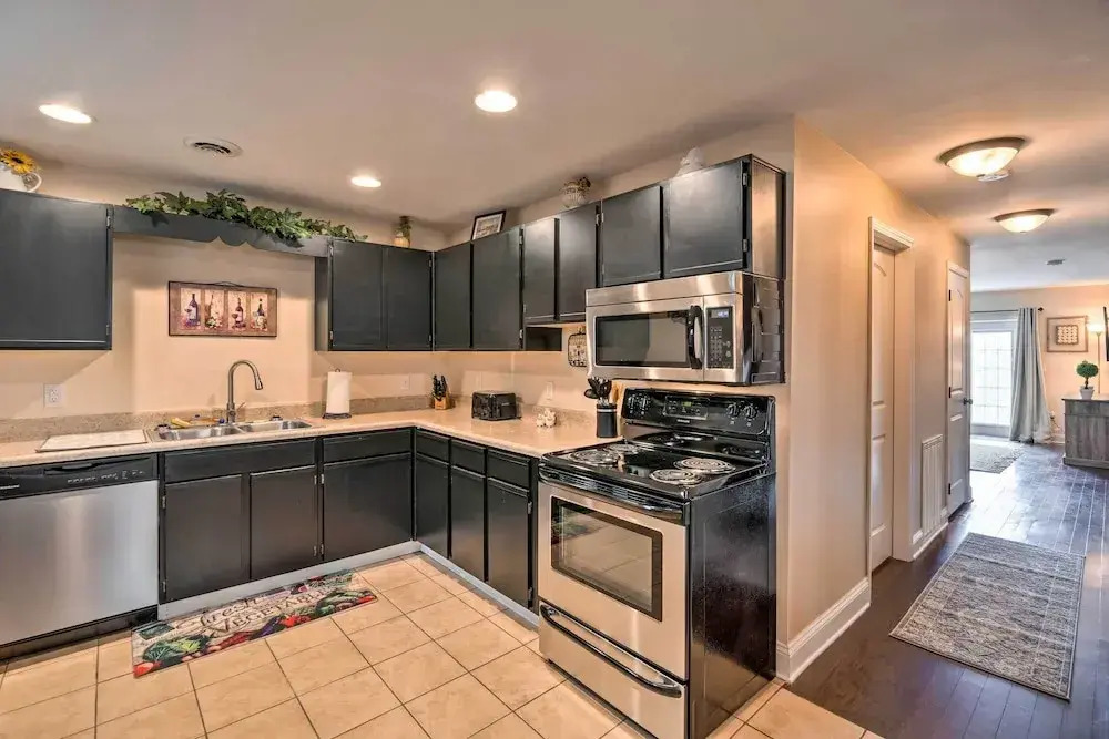 Bristol Escape w/ Patio, 2 Mi to Downtown!
