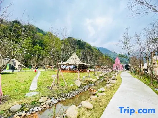 LUCIGOGO Luxi Valley White Deer Private Soup Tent Camp