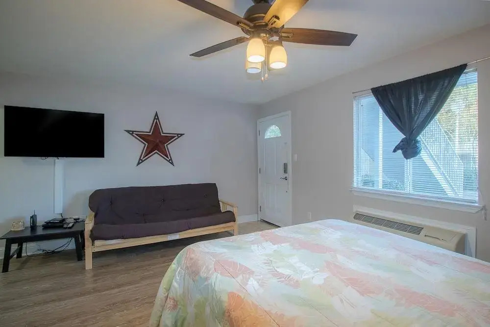 Oak Shores-Oak Shores Studio 56