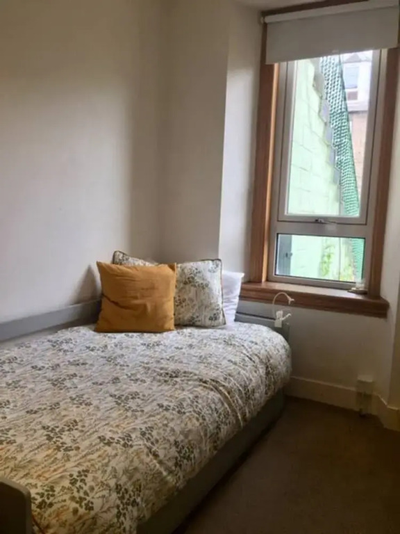 Spacious 3 Bedroom Flat in a Charming Location