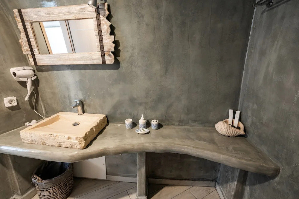 Fira-Cave-Sleeps 13-Parking-Pool-Pet Friendly