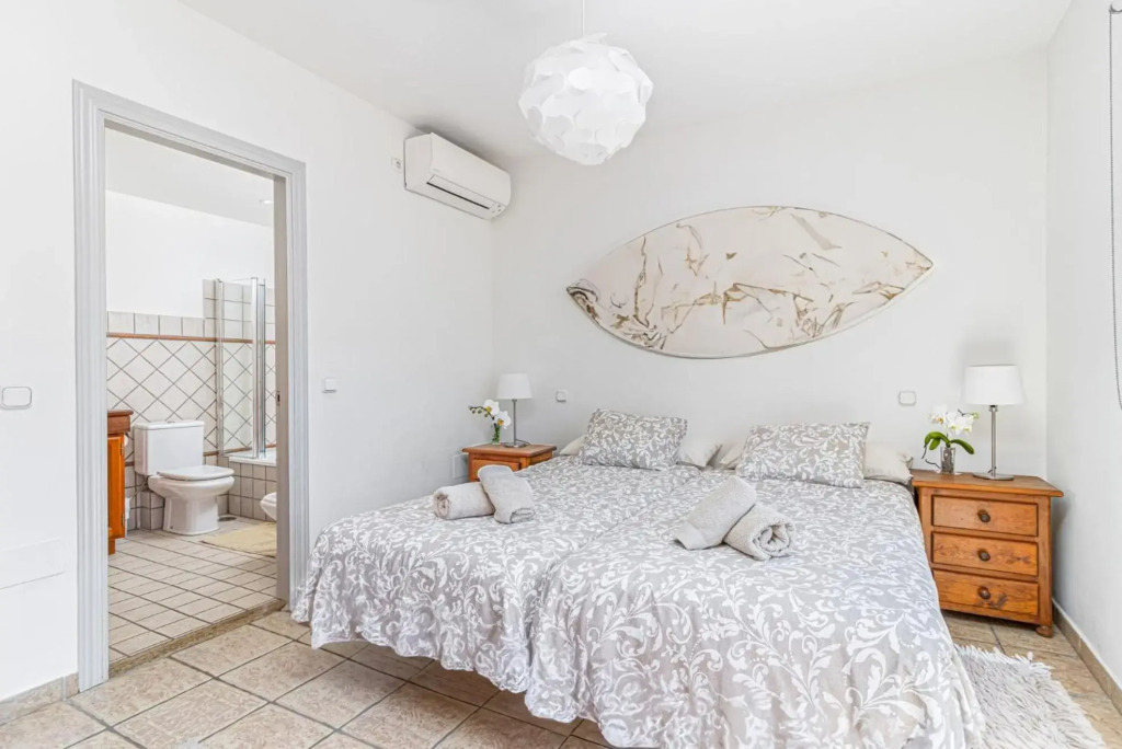 BEACHFRONT Spacious House with Pools, Bathtubs, Garden, Sea View