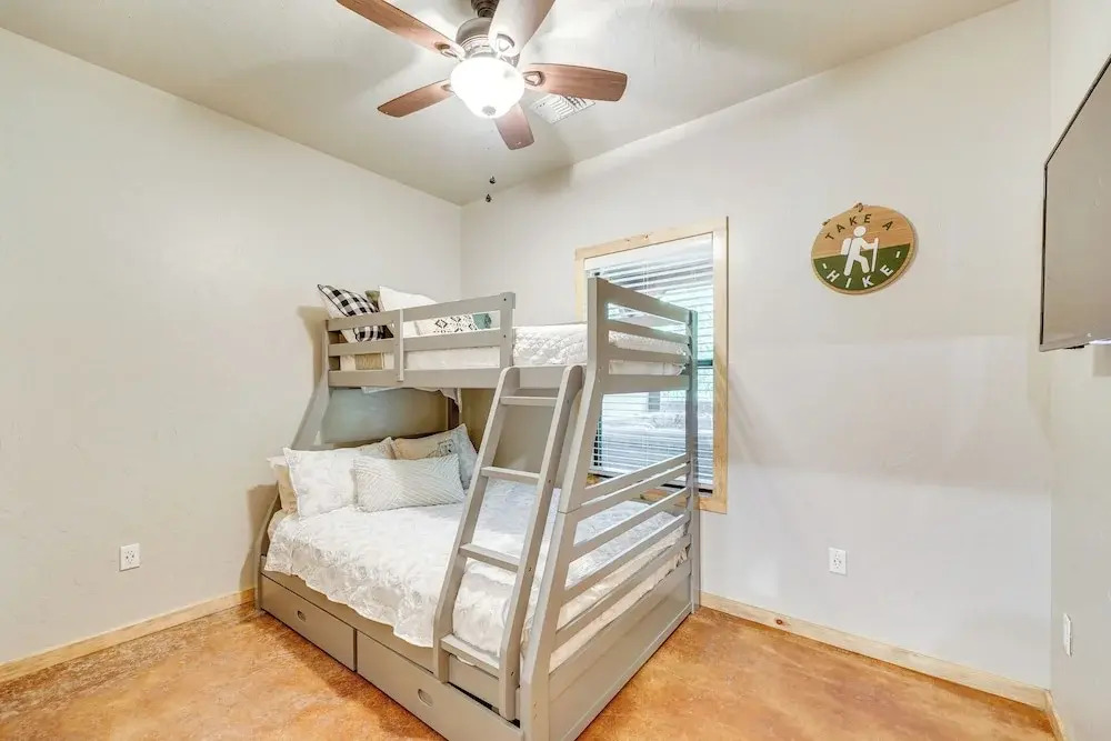 Walk to Restaurants: Hot Tub Haven in Broken Bow!