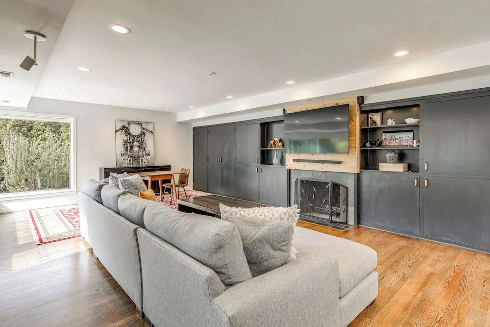 Modern Broadway Luxury: Spacious Seattle Home