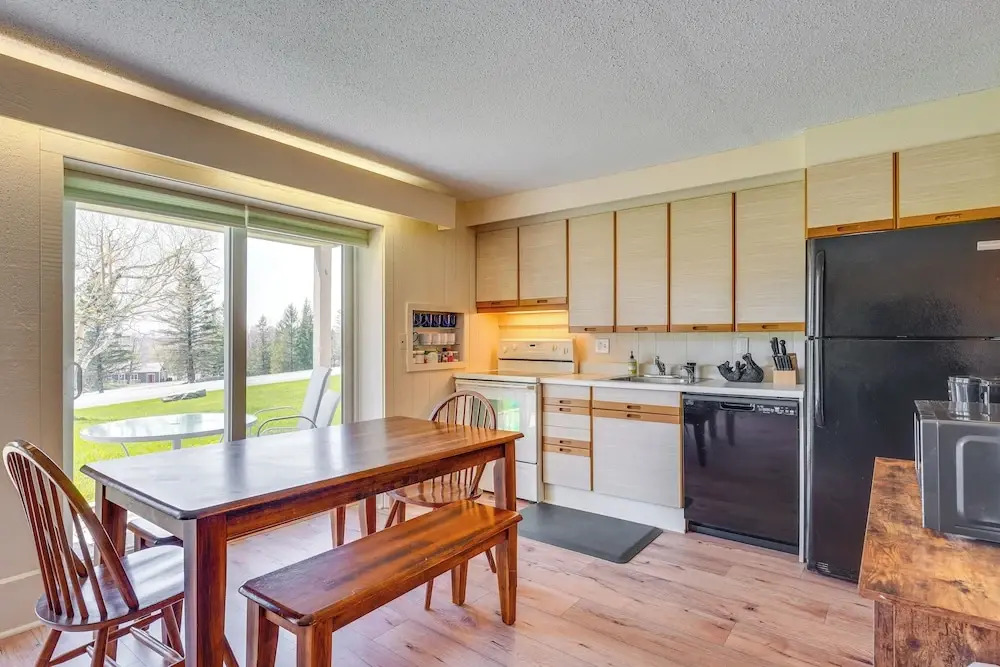 Ski-in/ski-out Bromley Mtn Condo: Wood Fireplace!