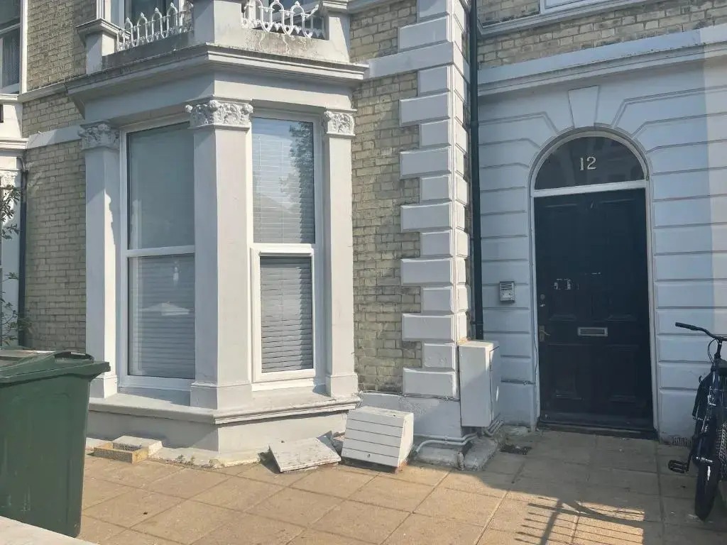 Spacious 2-bed Apartment With Free Parking