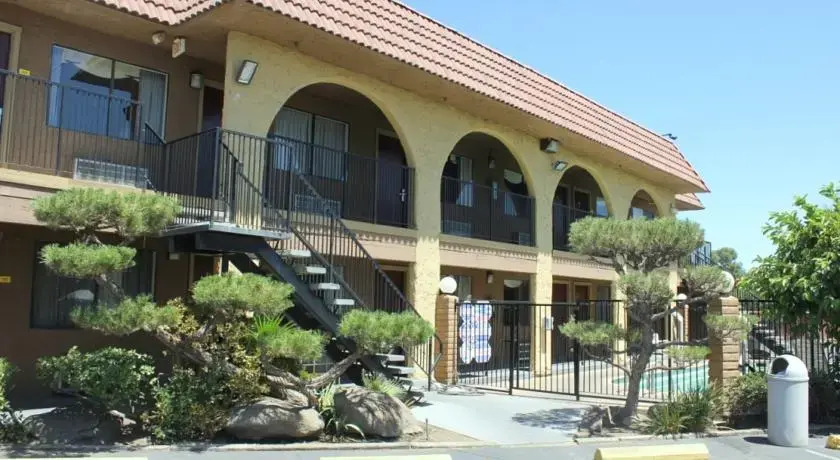 Super 8 Fresno