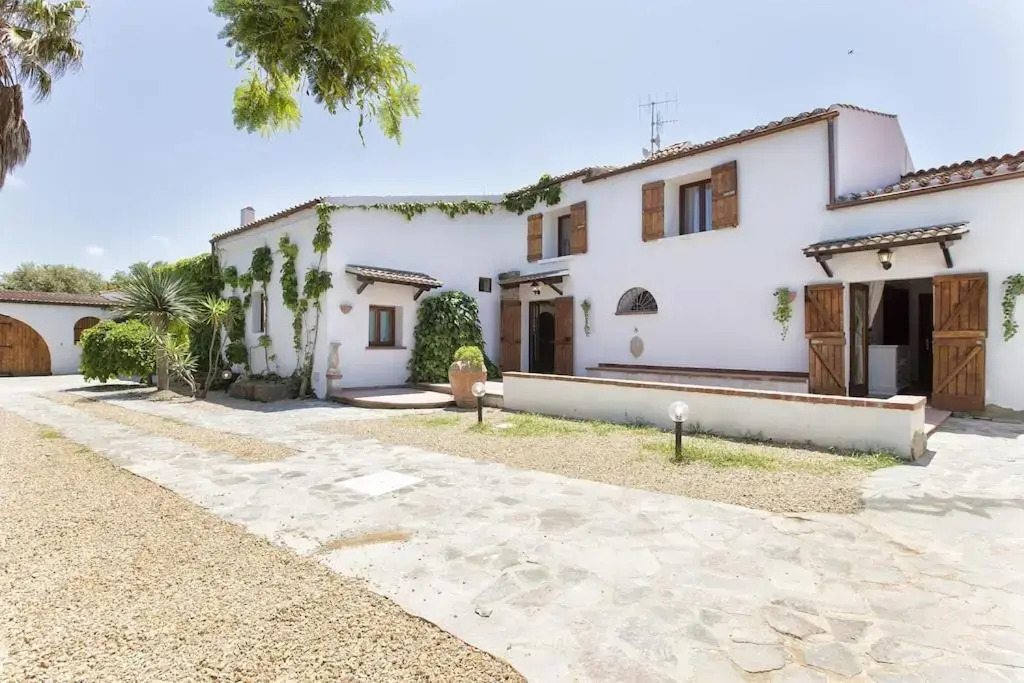 Restored Historic Mansion Paterno with Exclusive Pool, Wifi and AC for 20 people