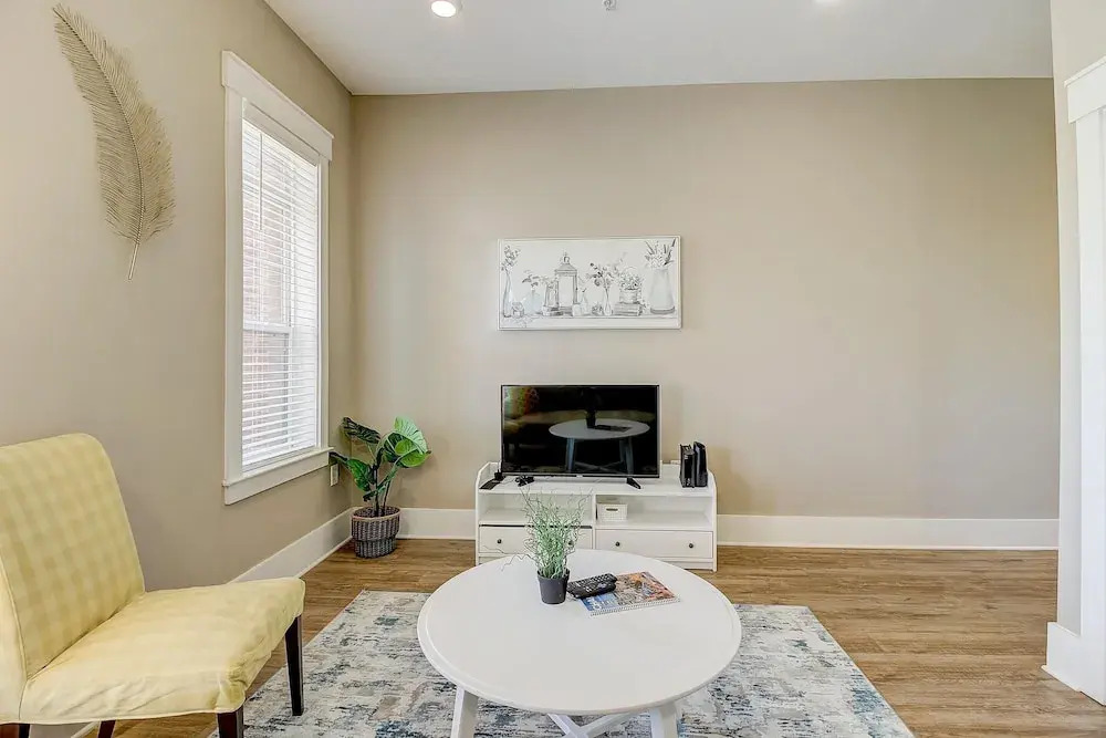 FRONTDESK Village at Commonwealth Apts Plaza Midwood Charlotte