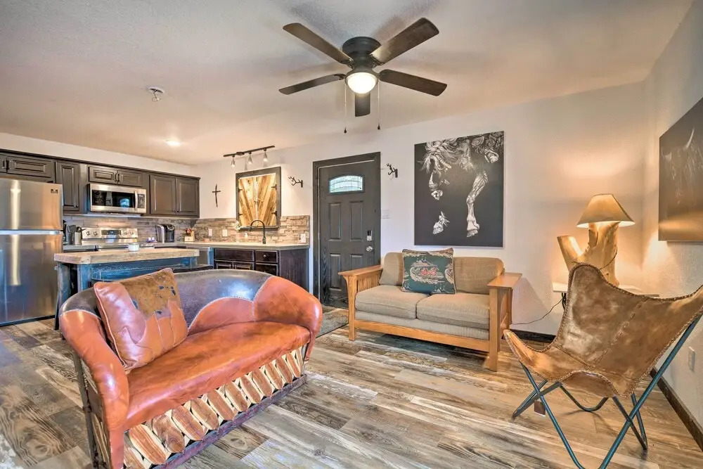 4 Mi to Dtwn: Rustic Fort Worth Apt
