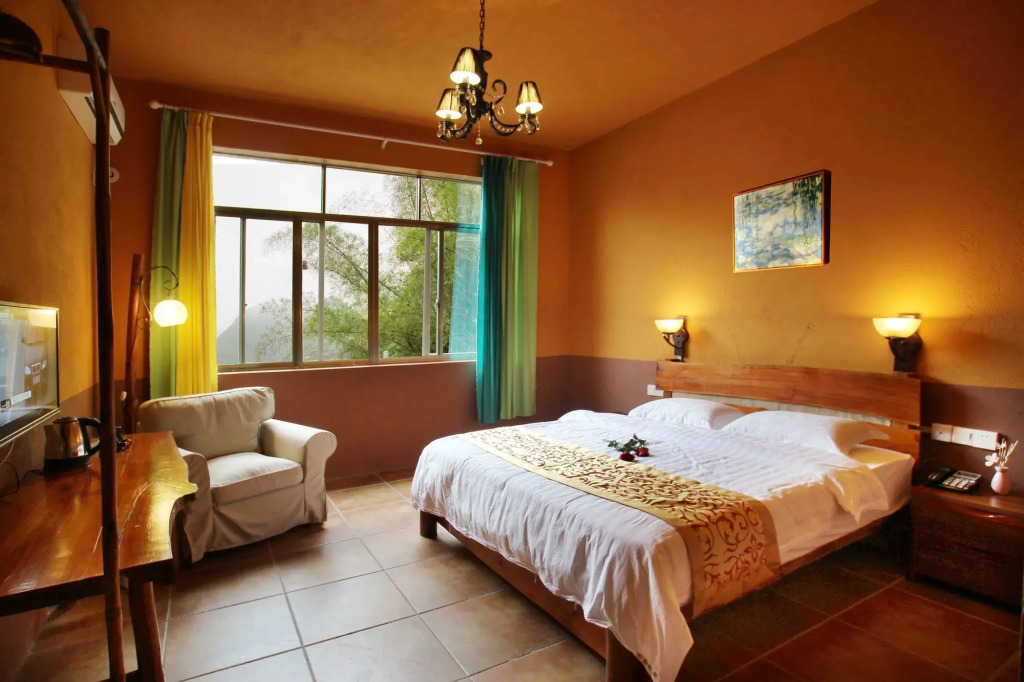 Yangshuo Edens Social Guesthouse - cozy garden courtyard & fresh craft coffee & night beers & outdoor activities