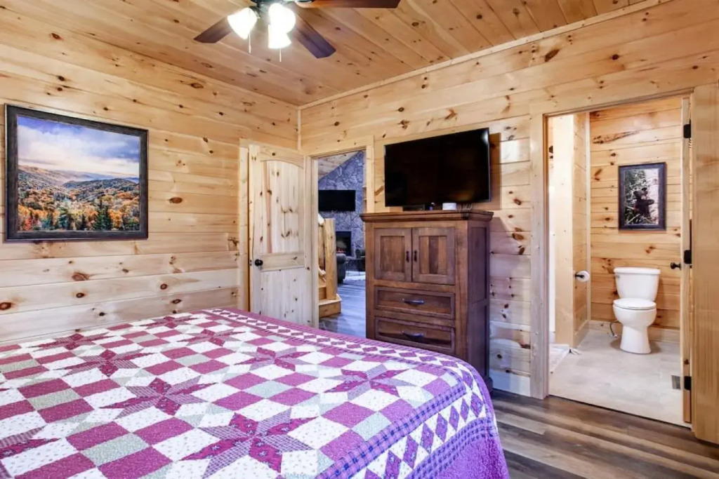 Swimming Bears Lodge Two Cabins with Pools and HotTubs