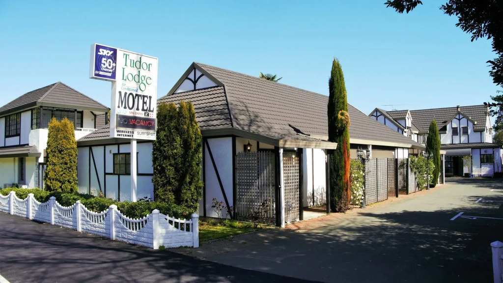 Tudor Lodge Motel