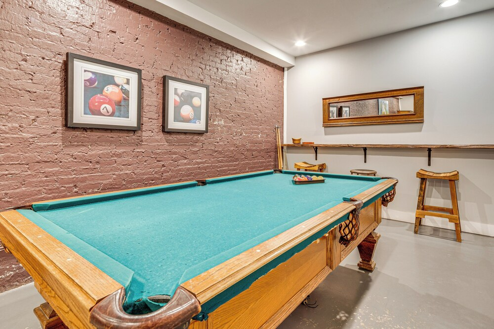 Private Hot Tub, Steps to Main St: Saluda Retreat