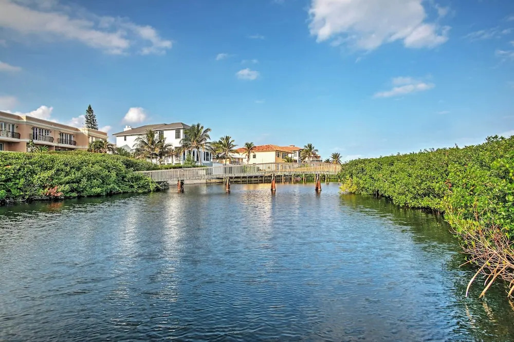 Walk to Beach! Poolside Oasis in Pompano